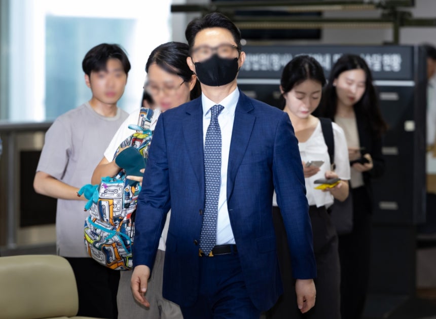 지난 7월30일 오전 건진법사 전성배씨를 통해 김건희 여사에게 고가 선물을 전달하고 통일교의 현안을 청탁한 의혹을 받는 윤영호 전 세계평화통일가정연합(통일교) 세계본부장이 서울 서초구 서울중앙지방법원에서 열린 구속 