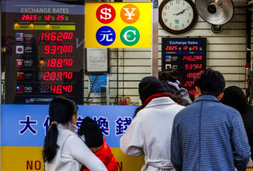 [서울=뉴시스] 정병혁 기자 = 정부의 외환 수급대책 발표 이후 원·달러 환율이 하락한 가운데 25일 서울 중구 명동의 환전소 전광판에 환율 정보가 나타나있다.2025.12.25.