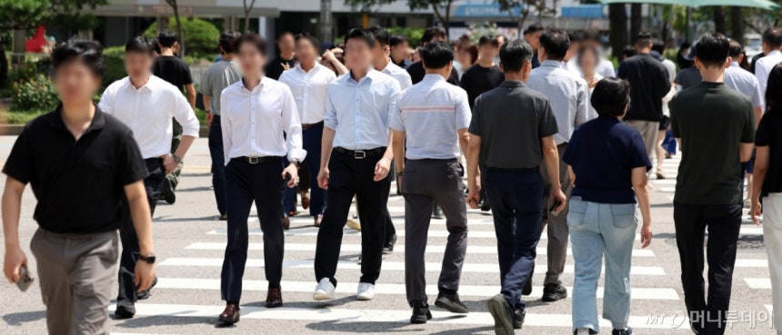 [서울=뉴시스] 김선웅 기자 = 국내 대기업 전반에 인력 고령화가 가속화되고 있다.5일 리더스인덱스에 따르면 연령별 인력 구성 비교가 가능한 주요 대기업 124곳을 분석한 결과 지난해 처음으로 '50세 이상'의 비