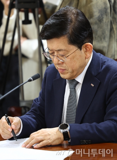 [서울=뉴시스] 박주성 기자 = 빈대인 BNK금융지주 회장이 10일 오후 서울 중구 은행회관에서 열린 금융감독원장-금융지주회장 간담회에 참석해 이찬진 금융감독원장의 인사말을 경청하고 있다.2025.12.10.p