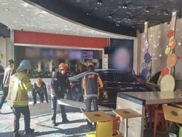 경기 한 햄버거 매장에 70대가 몰던 차량이 돌진해 3명이 다치는 사고가 발생했다./사진=경기북부소방재난본부 제공