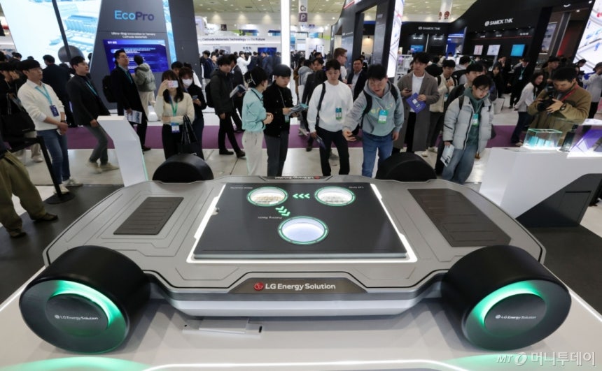 3월 서울 강남구 코엑스에서 개막한‘인터배터리 2025’LG에너지솔루션 부스에서 관람객들이 전기차 배터리 모형을 살펴보고 있다./사진=뉴스1