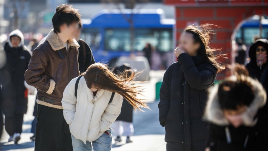 토요일인 27일 추위가 이어지면서 전국 곳곳에 눈과 살얼음 위험이 남겠다.낮부터 기온이 오르겠으나 체감 추위는 여전히 강하겠다./사진=뉴시스