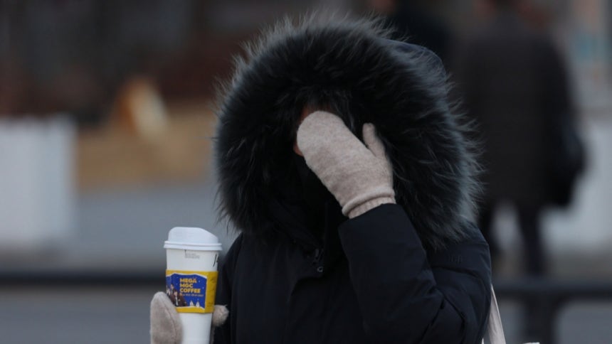 토요일인 27일 추위가 이어지면서 전국 곳곳에 눈과 살얼음 위험이 남겠다.낮부터 기온이 오르겠으나 체감 추위는 여전히 강하겠다./사진=뉴시스