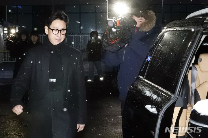 고(故) 이선균씨가 2023년 12월24일 마약 투약 혐의로 19시간 동안 경찰 조사를 받은 뒤 귀가하기 위해 경찰서를 나서는 모습./사진=뉴시스