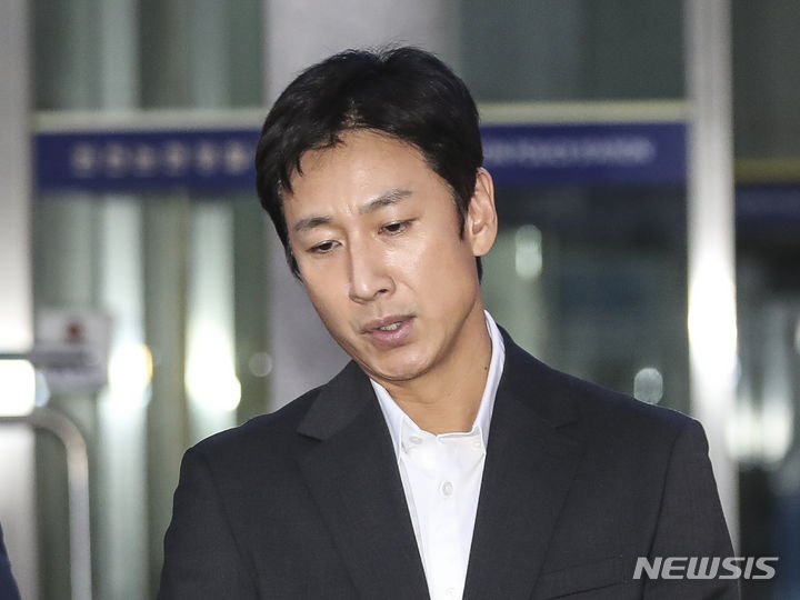 고(故) 이선균씨가 2023년 10월28일 마약 투약 혐의로 첫 번째 소환 조사를 받은 뒤 귀가하기 위해 경찰서를 나서는 모습./사진=뉴시스 