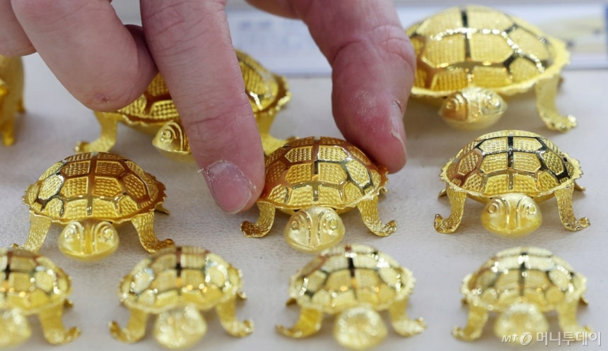 지난 24일 서울 종로구 한국금거래소 종로본점에서 직원이 금제품을 정리하고 있다./사진=뉴스1