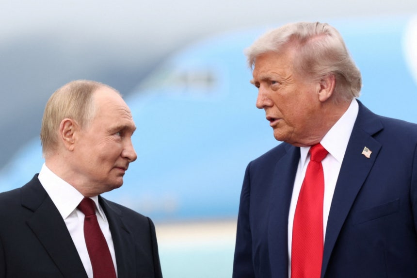 도널드 트럼프 미국 대통령과 블라디미르 푸틴 우크라이나 대통령이 8월15일(현지시간)우크라이나 전쟁 종식을 위한 협상을 위해 미국 알래스카 앵커리지의 엘멘도르프-리처드슨 합동 기지에서 만나 대화하고 있다./로이터=