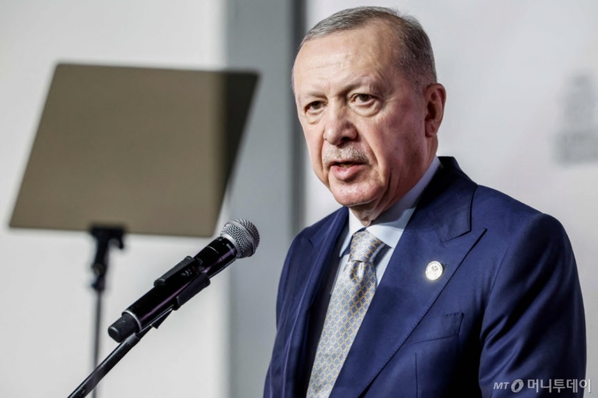 (요하네스버그 AFP=뉴스1) 이창규 기자 = 레제프 타이이프 에르도안 튀르키예 대통령이 23일(현지시간) 주요 20개국(G20) 정상회의 폐막 후 기자회견을 하고 있다.2025.11.23./뉴스1 ⓒ AFP=뉴