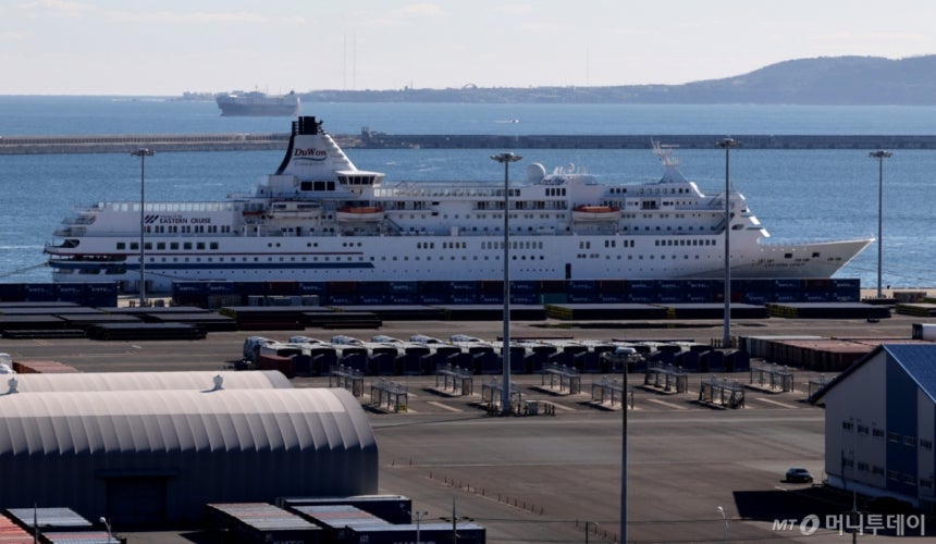 경북 포항시 영일만항 부두에 정박해 있는 크루즈./사진=뉴시스./사진=이무열