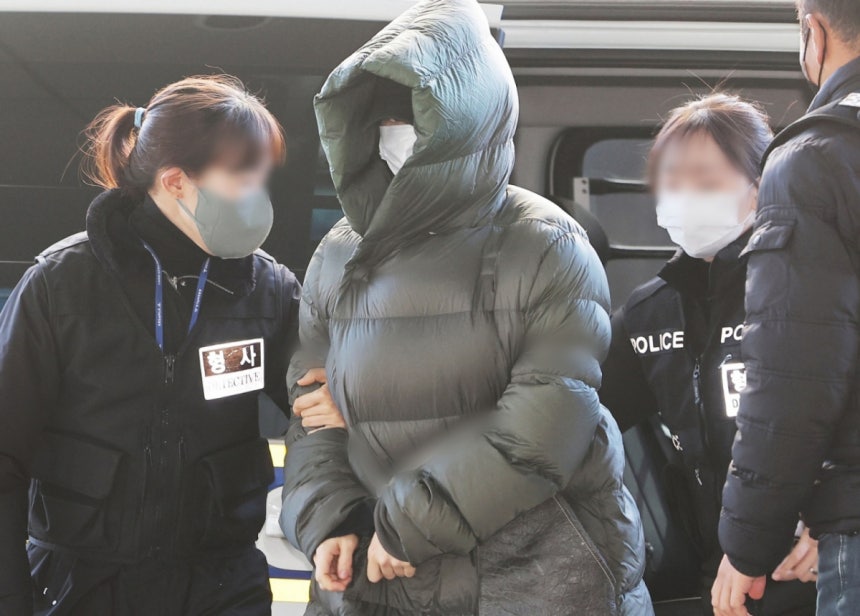 마약 투약 혐의로 수사받던 중 해외로 도피했다가 체포된 남양유업 창업주 외손녀 황하나가 지난 26일 경기 안양시 동안구 수원지방법원 안양지원에서 열린 구속 전 피의자 심문(영장실질심사)에 출석하고 있다./사진=뉴스1