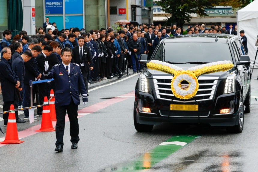 김건희 여사의 각종 의혹을 수사 중인 민중기 특별검사팀의 조사를 받은 후 숨진 양평군 단월면장의 영결식이 열린 경기 양평군청에서 고인의 운구차가 이동하고 있다./사진=뉴스1
