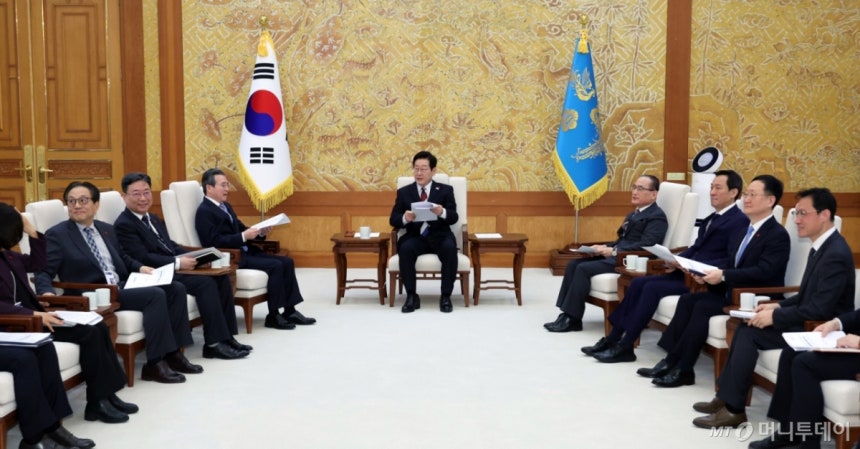 [서울=뉴시스] 최동준 기자 = 이재명 대통령이 29일 청와대 본관에서 김용범 정책실장,위성락 안보실장 등 참모진과 차담회를 하고 있다.(청와대통신사진기자단) 2025.12.29./사진=