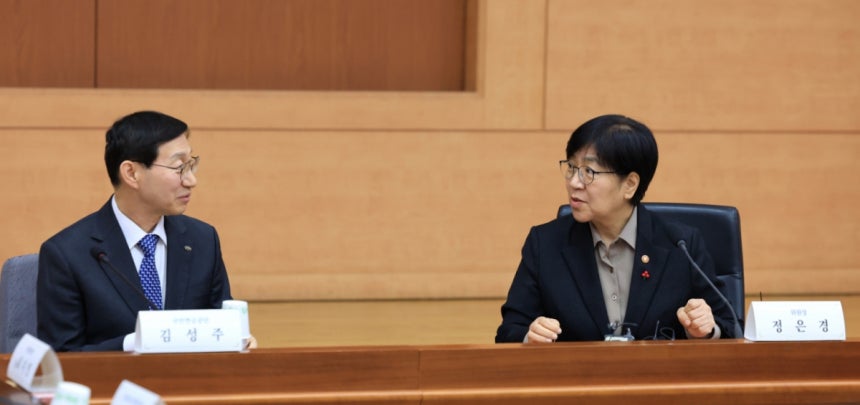 (서울=뉴스1) 임세영 기자 = 정은경 보건복지부 장관(오른쪽)과 김성주 국민연금공단 이사장이 15일 서울 종로구 정부서울청사 별관 국제회의실에서 열린 제7차 국민연금기금운용위원회 회의에서 대화를 나누고 있다.20