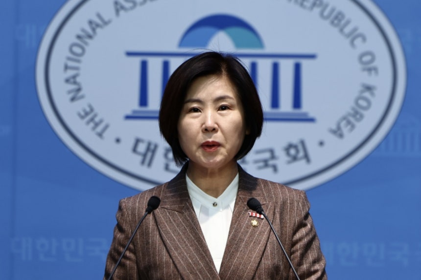 [서울=뉴시스] 김명년 기자 = 김미애 국회 보건복지위원회 국민의힘 간사가 24일 오전 서울 여의도 국회 소통관에서 정부의 국민연금 사용 환율방어 규탄 기자회견하고 있다.2025.12.24.kmn@newsis.c