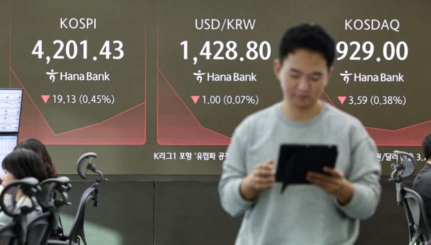 8일 서울 중구 하나은행 딜링룸 전광판에 코스피 등 시황이 표시되고 있다.이날 코스피는 전 거래일 대비 9.20p(0.22%) 오른 4109.25,코스닥은에 3.78p(0.41%) 상승한 928.52에 거래를 시