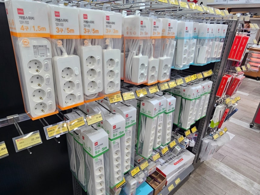 30일 오전 서울 종로구의 한 문구점에 진열된 멀티탭 제품 모습./사진=박상혁 기자.