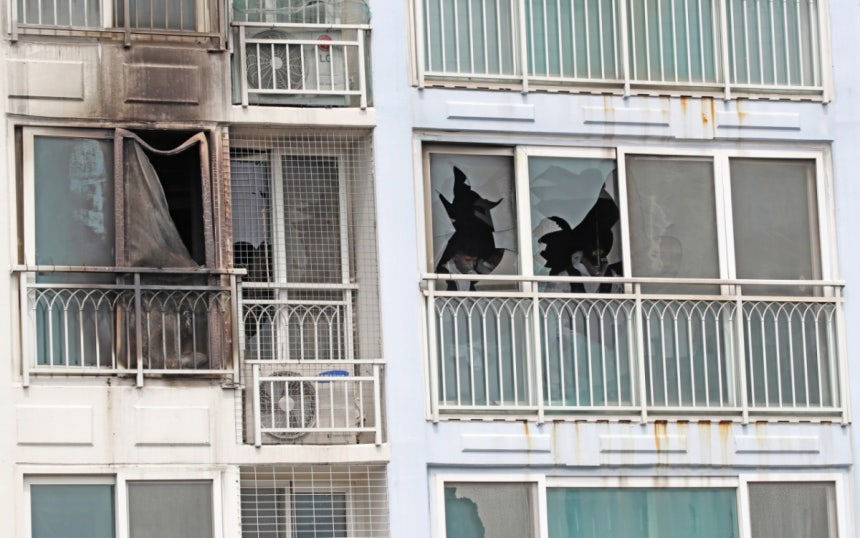 지난 7월2일 부산 기장군의 한 아파트에서 불이난 이후 모습.이 사고로 8살,6살 자매가 숨졌다.사고 원인으론 멀티탭 전기적 요인으로 꼽혔다./사진=뉴스1.