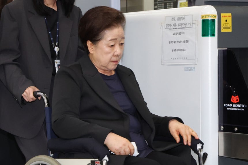 한학자 통일교 총재가 22일 오후 구속 전 피의자심문(영장실질심사)을 마친 뒤 서울 서초구 중앙지방법원을 나서고 있다.김건희 특검팀은 지난 18일 정치자금법 위반,<a href=