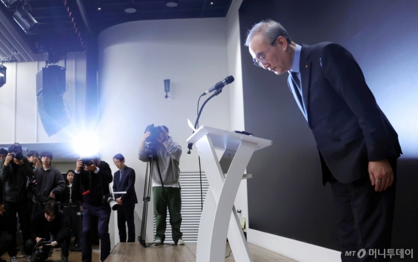 [서울=뉴시스] 홍효식 기자 = 김영섭 KT 대표이사가 30일 오후 서울 종로구 KT 광화문빌딩 웨스트 사옥에서 소액결제 피해 및 침해사고와 관련해 사과를 하고 있다.2025.12.30./사진=홍효식