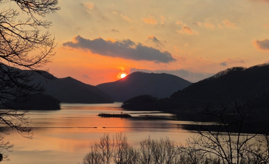 지난해 31일 오후 충북 보은군 회남면 대청호에서 2024년 갑진년(甲辰年) 마지막 해가 저물고 있다/사진=뉴스1