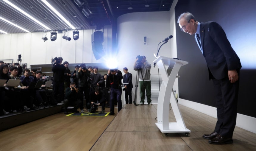 김영섭 KT 대표이사가 30일 오후 서울 종로구 KT 광화문빌딩 웨스트 사옥에서 소액결제 피해 및 침해사고와 관련해 사과하고 있다./사진=뉴시스