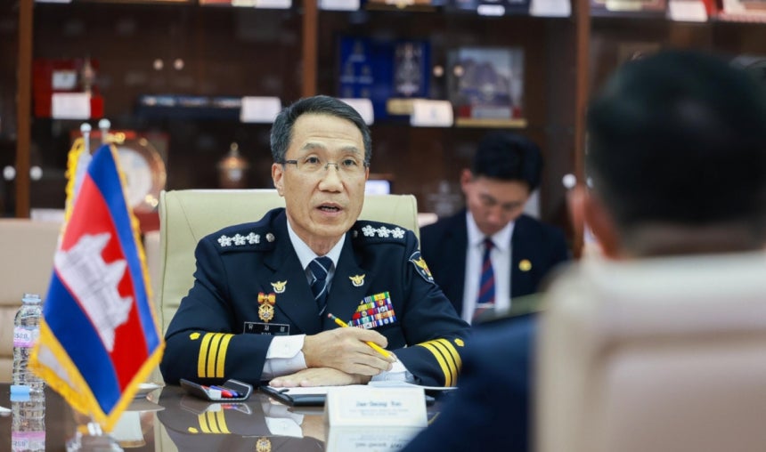 유재성 경찰청장 직무대행이 20일 서울 서대문구 경찰청에서 찌어 뻐우 캄보디아 경찰청 차장과 한국인을 대상으로 한 스캠(온라인 사기) 범죄 대응과 코리안데스크(한인 사건 전담 경찰관) 설치 방안 등을 논의하고 있다.