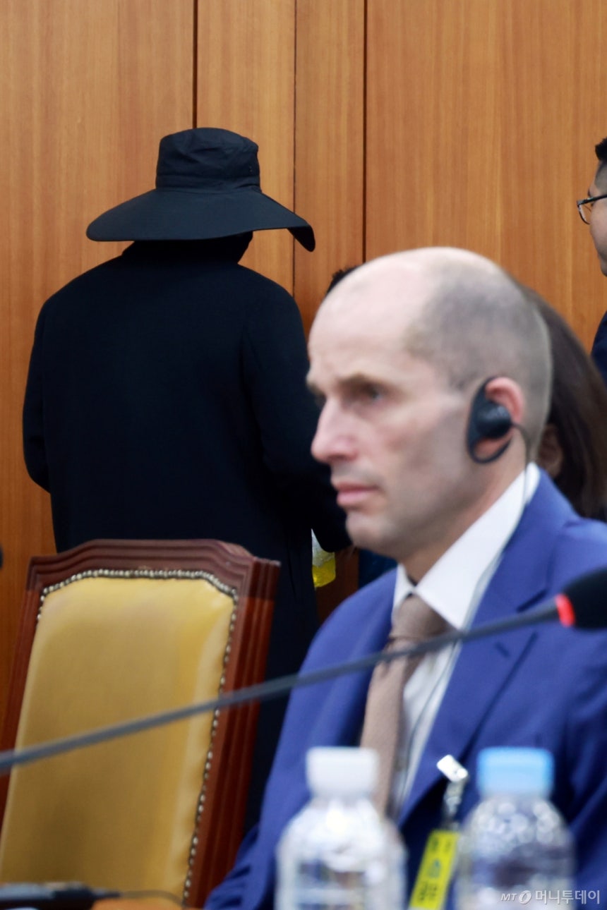 [서울=뉴시스] 고승민 기자 = 30일 서울 여의도 국회에서 열린 쿠팡 침해사고 및 개인정보 유출,불공정 거래,노동환경 실태 파악과 재발방지 대책 마련을 위한 청문회에서 얼굴을 가린 참고인이 쿠팡 관련 진술을 마