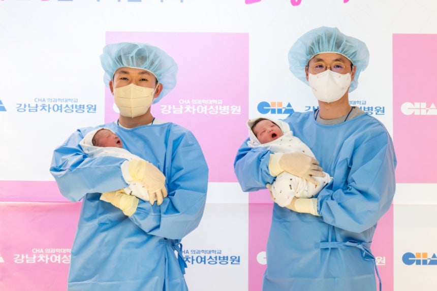 강남차여성병원에서 태어난 2026년 새해 첫 아기 쨈이(엄마 황은정씨,아빠 윤성민씨)와 도리(엄마 황혜련씨,아빠 정동규씨)가 아빠 품에 안겨 있다./사진제공=차병원
