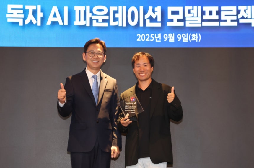 배경훈 과학기술정보통신부 장관이 9일 서울 중구 르메르디앙 서울 명동 호텔에서 열린 독자 AI 파운데이션 모델 프로젝트 착수식에서 김성훈 업스테이지 대표에게 K-AI 앰블럼을 전달하고 있다./사진=뉴스1