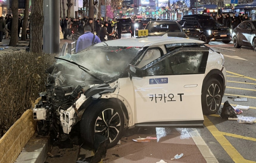 2일 오후 6시쯤 서울 지하철 1호선 종각역 인근에서 택시가 인도로 돌진해 횡단보도에서 신호 대기 중이던 시민들을 들이받는 사고가 발생했다.   이 사고로 여성 1명이 심정지 상태로 심폐소생술(CPR)을 받고 있으며