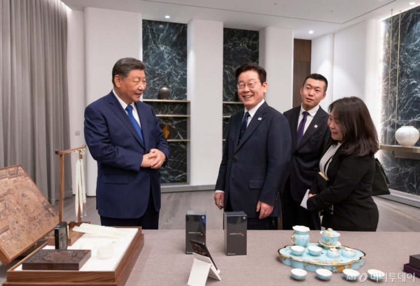 [서울=뉴시스] 이재명 대통령과 시진핑 중국 국가주석이 1일 경북 소노캄 경주 그랜드볼룸에서 정상회담에 앞서 이 대통령은 시 주석에게 최고급 바둑판 세트와 나전칠기 쟁반을, 시 주석은 이 대통령에게 샤오미 스마트폰과