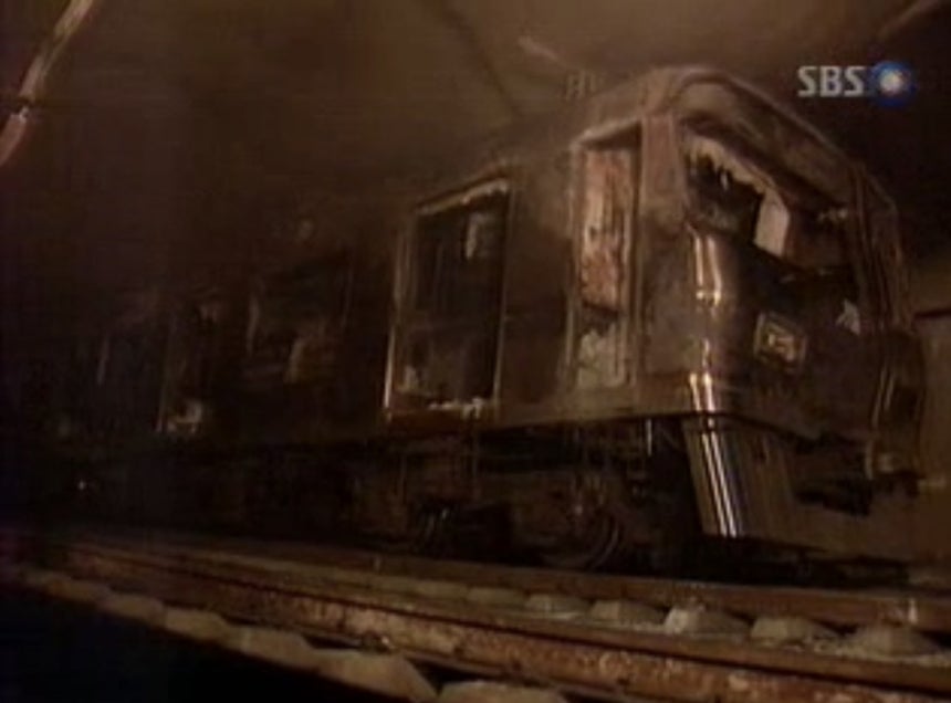 2005년 1월3일 화재가 발생해 전소된 전동차 모습./사진=SBS 갈무리