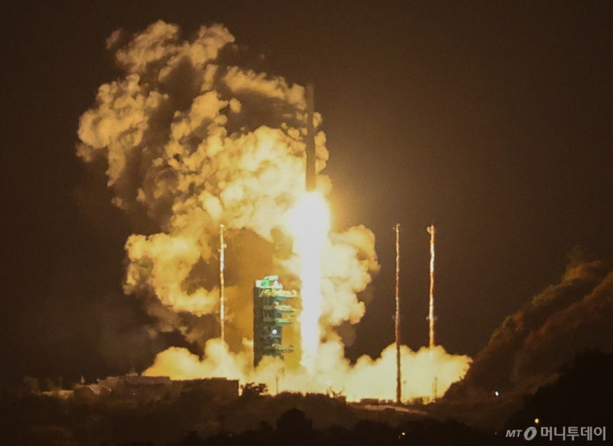  한국형 발사체 누리호(KSLV-Ⅱ)가 지난해 11월 27일 새벽 전남 고흥군 나로우주센터에서 4차 발사를 맞아 우주로 날아오르고 있다./사진=뉴스1