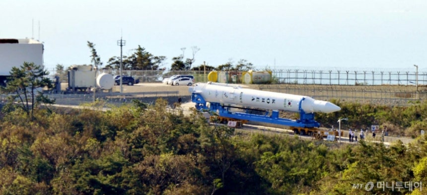전남 고흥 나로우주센터의 모습.사진은 나호로 3차 발사를 앞두고 전남 고흥군 나로우주센터에서 나로호가 발사대로 이동하는 모습./사진=한국항공우주연구원 