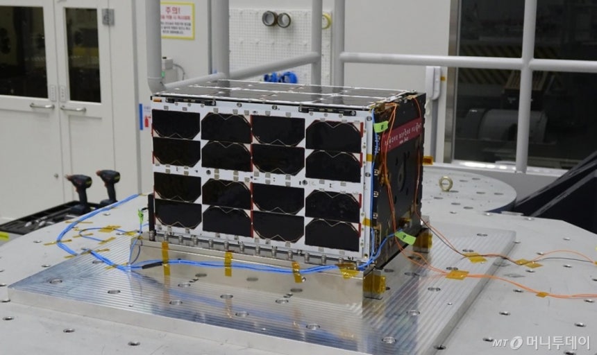 NASA 아르테미스 2호에 탑재돼 발사될 큐브위성(K-RadCube).우주항공청은 지난해 5월 NASA와 큐브위성‘K-RadCube’를 2026년 아르테미스 2호에 공동 탑재하기 위한 이행약정을 체결했다.위성