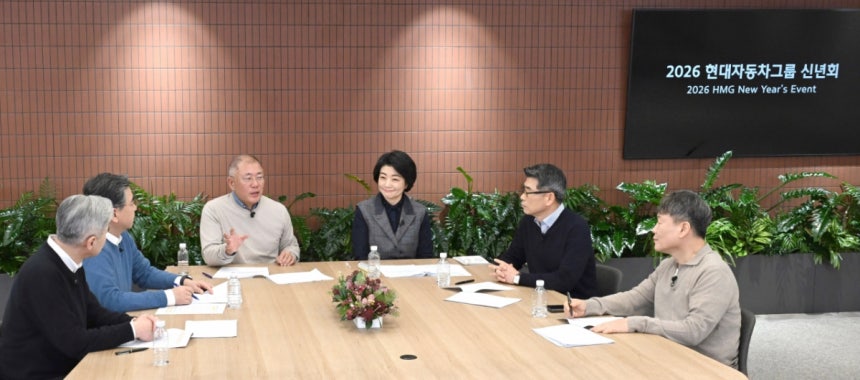 정의선 현대자동차그룹 회장(왼쪽 세번째)이 2026년 신년회에서 발언하고 있다.(왼쪽부터)성 김 현대차그룹 전략기획담당 사장,장재훈 현대차그룹 부회장,정 회장,김혜인 현대차그룹 인사실 부사장,송호성 기아 사