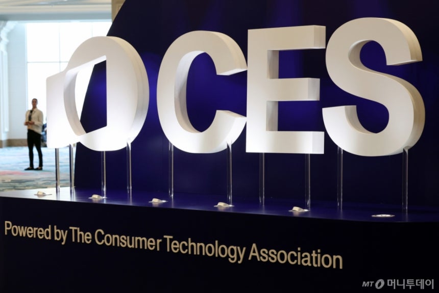 세계 최대 IT(정보기술)·가전 전시회 'CES 2026' 개막을 이틀 앞둔 4일(현지시간) 미국 네바다주 라스베이거스 호텔에 관련 홍보물이 설치돼 있다./사진=뉴스1