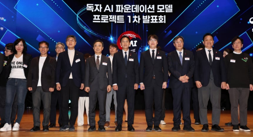  배경훈(왼쪽 다섯 번째부터) 부총리 겸 과학기술정보통신부 장관,하정우 청와대 AI미래기획수석 등이 30일 오후 서울 강남구 코엑스에서 열린 독자 AI 파운데이션 모델 프로젝트 1차 발표회에 참석해 기념촬영을 하