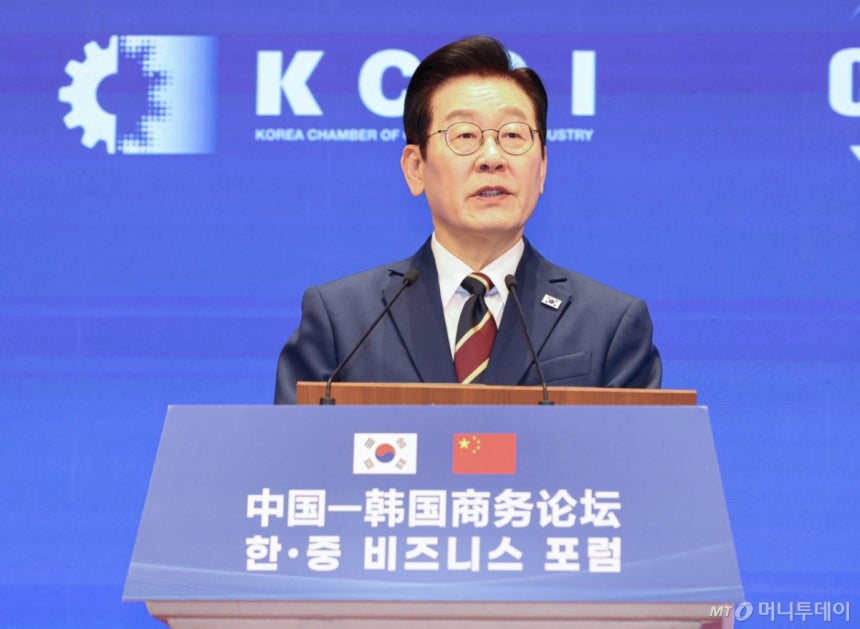 [베이징=뉴시스] 최동준 기자 = 중국을 국빈 방문 중인 이재명 대통령이 5일(현지 시간) 베이징 조어대에서 열린 한중 비즈니스 포럼에서 발언하고 있다. 2026.01.05. photocdj@newsis.com /사
