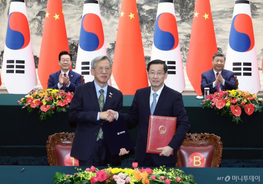 (베이징(중국)=뉴스1) 허경 기자 = 유홍준 국립중앙박물관장(왼쪽)과 라오취안 중국 국가문물국 국장이 5일 베이징 인민대회당에서 이재명 대통령과 시진핑 국가주석이 참석한 가운데 각각 중국 청대 석사자상 한 쌍 기증