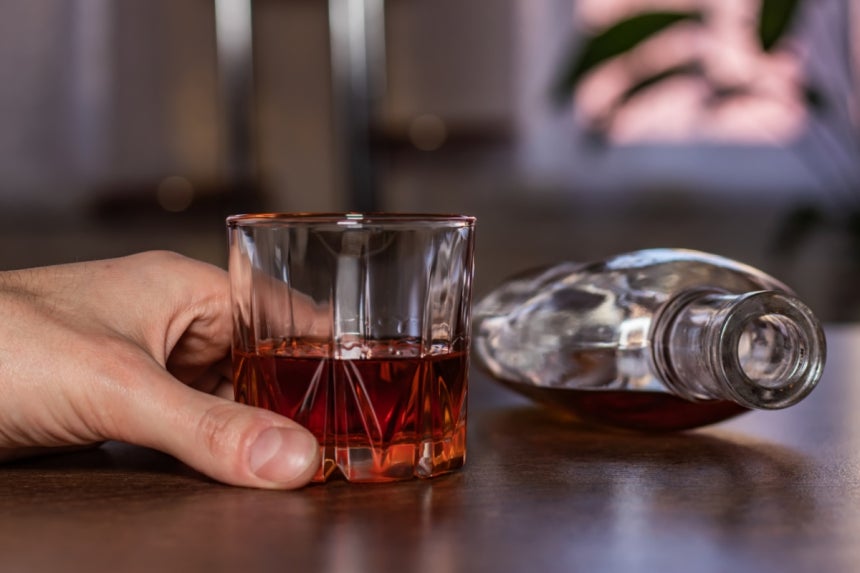 부산의 한 유흥주점에서 술을 마시던 손님이 급성 알코올 중독으로 숨진 사건과 관련해 사업주와 종업원들이 혐의를 부인하고 있다. 사진은 기사 내용과 관련이 없음./사진=게티이미지뱅크