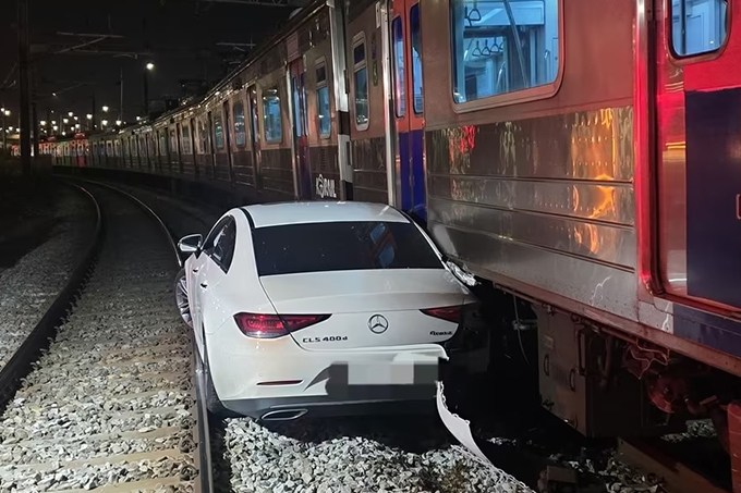 만취 운전자가 몰던 승용차가 경의중앙선 열차와 충돌하는 사고가 발생했다.