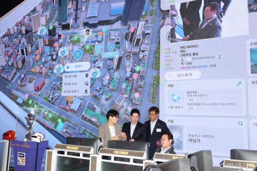 이재명 대통령이 작년 11월 15일 서울 성동구 펍지 성수에서 열린 K-게임 현장 간담회에서 '크래프톤' 신작 게임 '인조이' 체험을 하고 있다./사진=뉴시스