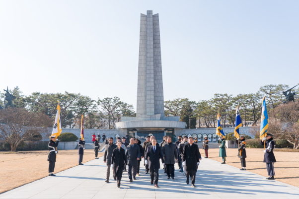 아디포랩스 임직원 등이 참석한 현충탑 참배/사진제공=아디포랩스