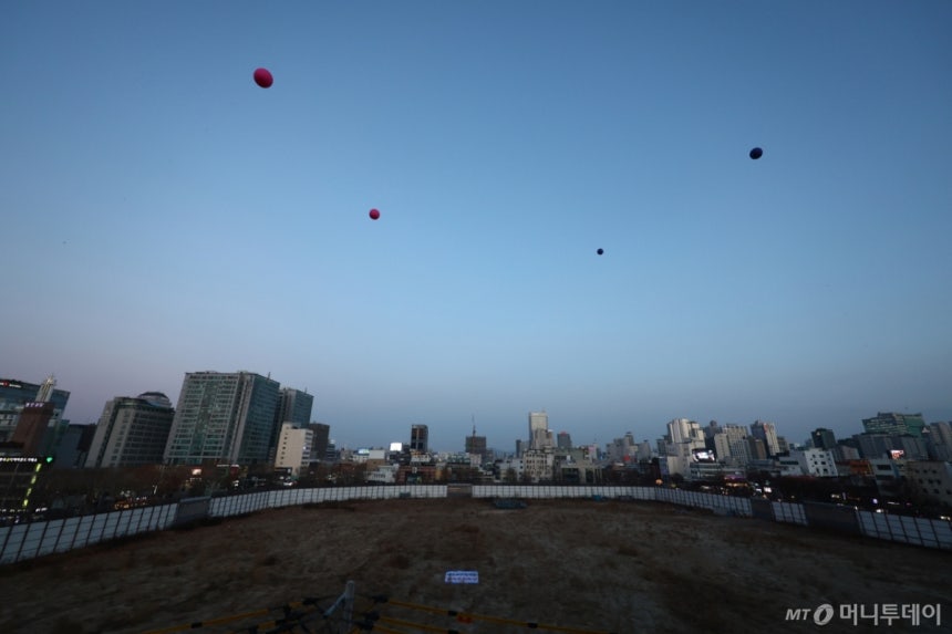 [서울=뉴시스] 황준선 기자 = 종묘 인근 재개발을 두고 서울시와 국가유산청이 대립을 이어가고 있는 24일 오후 서울 종로구 종묘 인근 세운4구역에 대형풍선이 설치돼 있다.이 대형풍선은 종묘 앞 개발시 높이와 조망