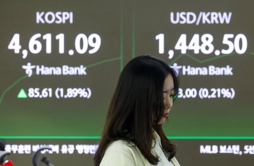 코스피가 장중 4600선을 넘어선 7일 서울 중구 하나은행 딜링룸에서 직원들이 업무를 보고 있다./사진=뉴시스