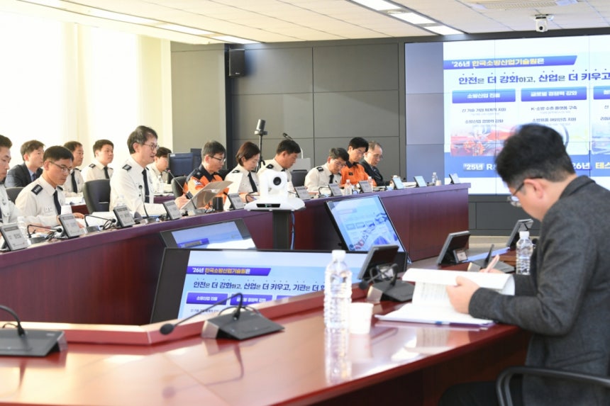 김승룡 소방청장 직무대행이 5개 산하단체와 2026년 업무계획을 논의하고 있다/사진제공=소방청