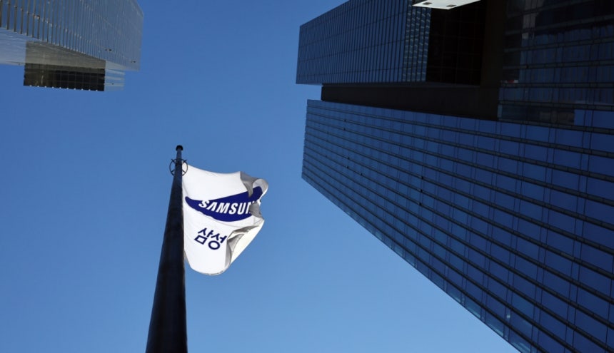 [서울=뉴시스] 최진석 기자 = 삼성전자가 창사 이래 처음으로 분기 영업이익 20조원을 돌파한 것으로 발표한 8일 서울 서초구 삼성전자 사옥에 삼성깃발이 보이고 있다.삼성전자는 이날 연결기준 지난해 4분기 잠정