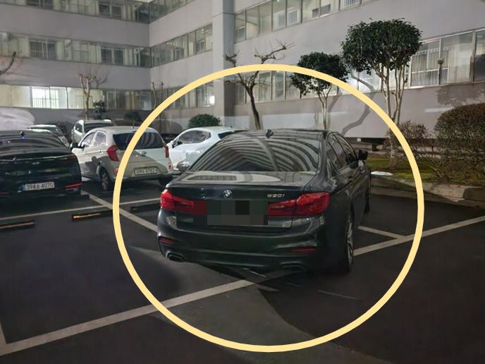 상습적으로 아파트 주차장 2~3칸을 차지하는 'BMW 주차 빌런' 때문에 스트레스를 받고 있다는 사연이 전해졌다./사진=온라인 커뮤니티 보배드림 갈무리 